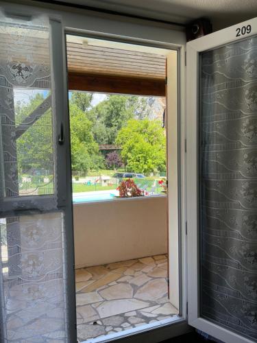 a window with a view of a pool at Hôtel Restaurant Les Falaises in Bouziès