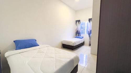 sypialnia z 2 łóżkami w pokoju w obiekcie De Qasturee KLIA@Kota Warisan homestay nearest to airport w mieście Kampong Besut