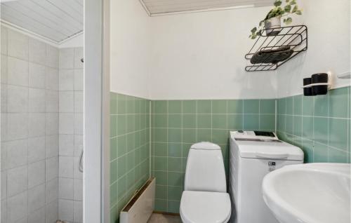 Et badeværelse på Beautiful Home In Struer With Kitchen