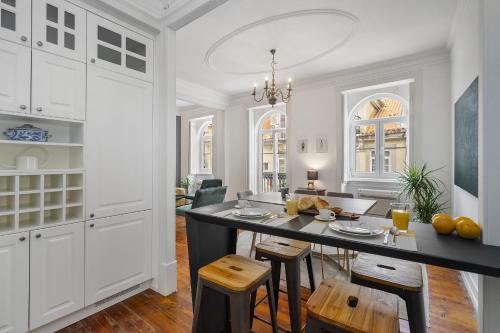 WHome Central 1-Bed w/ River Views great for D Nomads & R Workers