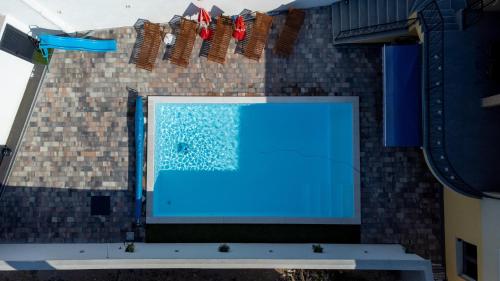 una piscina azul con banderas en un edificio en Villa UpTown en Mostar