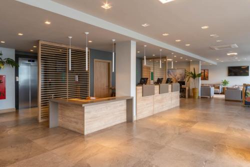 a lobby with a reception desk in a building at Hotel Laghetto Fratello in Gramado
