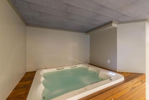 a jacuzzi tub in a room with a ceiling at Hotel Laghetto Fratello in Gramado