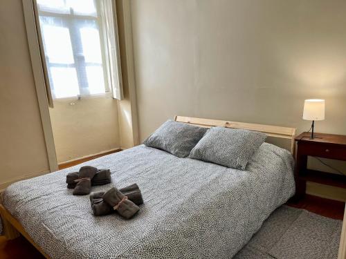 een slaapkamer met een bed met twee teddyberen erop bij Casa do Sete in Vilar do Pinheiro