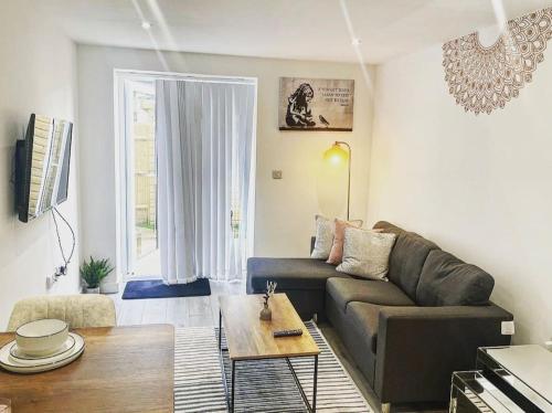 - un salon avec un canapé et une table dans l'établissement The Elegant Abode Apartment 2023 NEW-BUILD, à Oxford