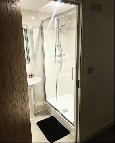a bathroom with a shower and a sink at Brand new The Elegant Abode Apartment 2 Bedrooms, 1 Minute walk to shops restaurants cafe supermarket and high street in Oxford