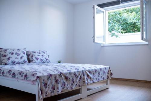 une chambre avec un canapé et une fenêtre dans l'établissement Villa UpTown, à Mostar