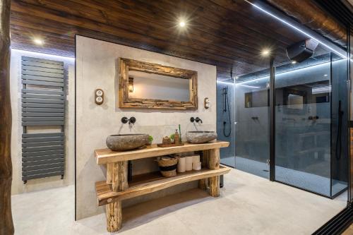 een badkamer met 2 wastafels en een spiegel bij For You Rentals Finca Rural el Caribe en Madrid GAM4 in Batres