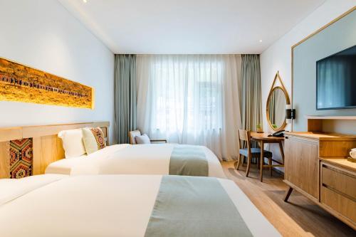 Una cama o camas en una habitación de Yoba Boutique Hotel