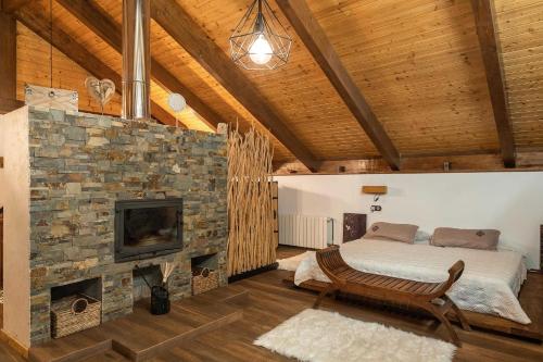 ein Schlafzimmer mit einem Steinkamin und einem Bett in der Unterkunft For You Rentals Finca Rural el Caribe en Madrid GAM4 in Batres