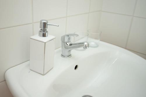 un lavandino bianco con un rubinetto sopra di Penzion Garni a Rožnov pod Radhoštěm