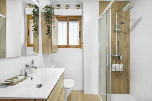 La salle de bains est pourvue d'un lavabo et d'une douche. dans l'établissement Tu casita de la playa, à Santa Pola