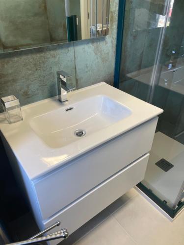 a bathroom with a white sink and a shower at SOPRAMARE BB - APPARTAMENTI in Rodi Garganico