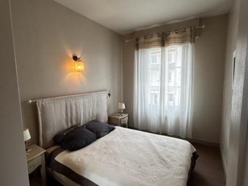 a bedroom with a bed with two pillows and a window at Villa Quend, 4 pièces, 6 personnes - FR-1-730-8 in Quend