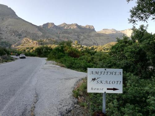 a sign on the side of a road with mountains at Amphithea Fragokastelo-Skaloti in Skalotí