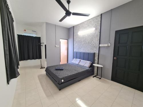 a bedroom with a bed and a ceiling fan at Air-home M1 Simpang near Aulong Econsave, 4BR, 10pax, Netflix in Simpang