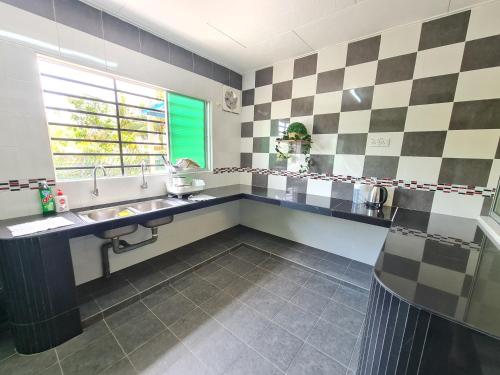 a bathroom with a checkered wall at Air-home M1 Simpang near Aulong Econsave, 4BR, 10pax, Netflix in Simpang