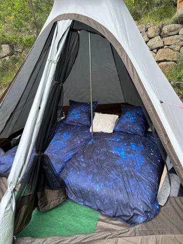 a tent with a bed inside of it at Tipi sous les étoiles avec petit déjeuner in Lucéram