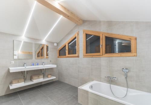 une salle de bain avec une douche, une baignoire et un lavabo dans l'établissement Colibri Penthouse, à Morzine