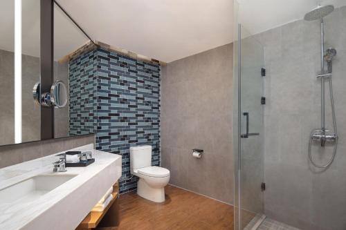 La salle de bains est pourvue de toilettes et d'une douche en verre. dans l'établissement Fairfield by Marriott Baiyin Downtown, à Baiyin