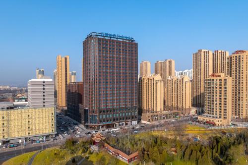 - une vue sur une ville avec de grands bâtiments dans l'établissement Fairfield by Marriott Baiyin Downtown, à Baiyin