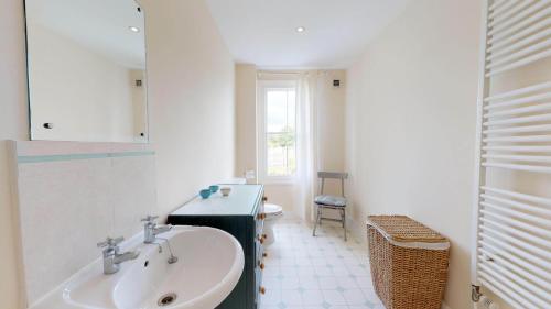 a bathroom with a sink and a toilet at Abbey Road in Oxford