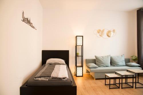 sala de estar con cama y sofá en Schöne Ferienwohnung 78m2, 3 Schlafzimmer, 2 Bäder, Zentrumnah, 1OG, en Erfurt