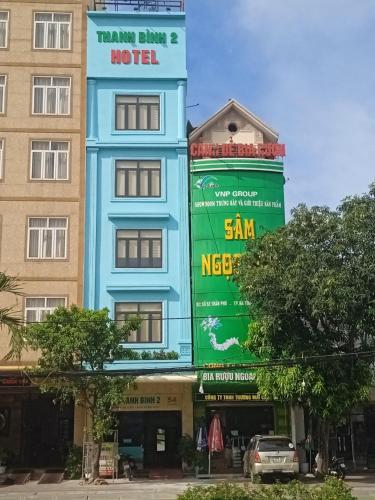Hotel Thanh Bình 2 في ها تينه: مبنى ازرق مع لافته للفندق