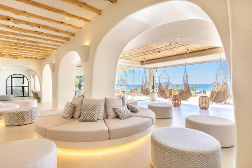 d'un salon avec un mobilier blanc et une vue sur l'océan. dans l'établissement El Somni Ibiza Dream Hotel by Grupotel, à Sant Joan de Labritja