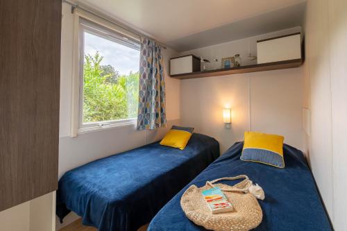 Postel nebo postele na pokoji v ubytování Le Mimosa, mobil-home climatisé au cœur du vignoble et à quelques mètres de la mer