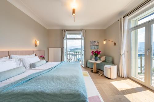 um quarto com uma cama grande e uma janela grande em Art Deco Hotel Montana Luzern em Lucerna