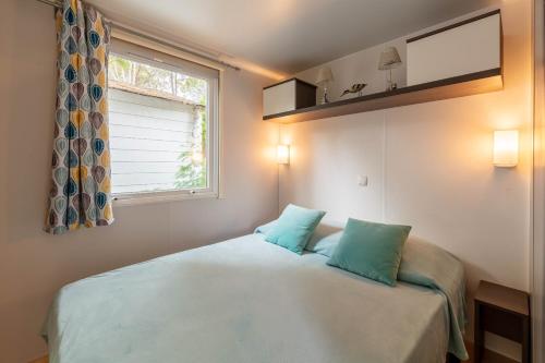Postel nebo postele na pokoji v ubytování Le Mimosa, mobil-home climatisé au cœur du vignoble et à quelques mètres de la mer