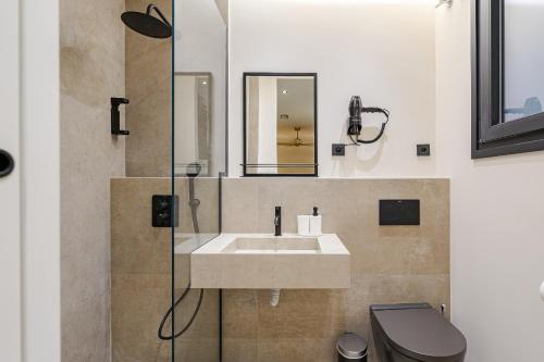 een badkamer met een wastafel en een glazen douche bij Oso Madrid Studios in Madrid