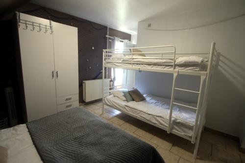 um quarto com 2 beliches e uma cama em Chambre d'hôte Blankenberge em Blankenberge