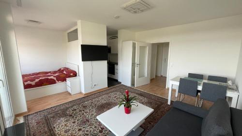 sala de estar con sofá, mesa y cama en 1,5 Zimmerwohnung in Heidelberg, en Heidelberg