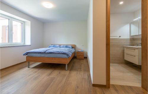 een slaapkamer met een bed en een wastafel bij 2 Bedroom Awesome Home In Podgorje in Podgorje