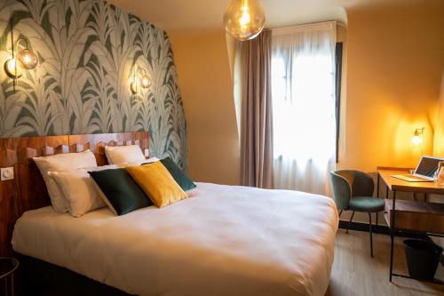 - une chambre avec un lit, un bureau et une fenêtre dans l'établissement Brit Hotel Kara Sainte Anne d'Auray, à Sainte-Anne-d'Auray