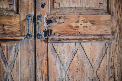 an old wooden door with a dog on it at Chez l'Alsacien - Gîte authentique de charme classé 4 étoiles in Barr