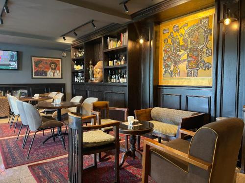 restauracja ze stołami i krzesłami oraz bar w obiekcie Hotel Keto w mieście Podgorica