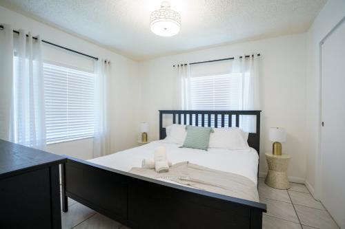 Giường trong phòng chung tại Modern 2 Bedroom in the Heart of Wynwood Art District