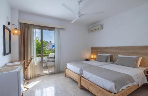een slaapkamer met een groot bed en een balkon bij Argo Hotel in Amoopi
