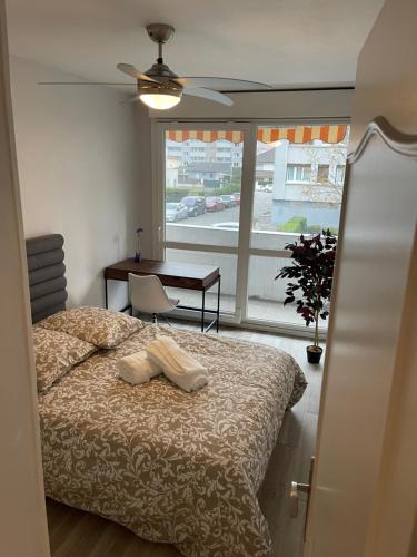 una camera con letto, tavolo e finestra di Le mûrier - 2 chambres chez l'habitant a Rhut