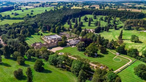 eine Luftansicht eines Herrenhauses auf einem grünen Feld in der Unterkunft Grantley Hall in Ripon