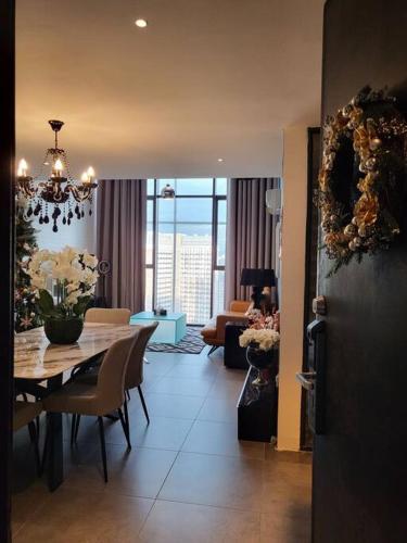 una sala da pranzo e un soggiorno con tavolo da pranzo di Empire Damansara Designer Soho Karaoke & Netflix a Petaling Jaya