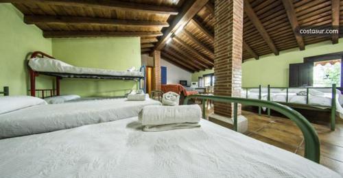 2 Betten in einem Zimmer mit 2 Etagenbetten in der Unterkunft El Abejal in Ciudad-Rodrigo