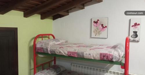 ein Schlafzimmer mit einem Etagenbett in einem Zimmer in der Unterkunft El Abejal in Ciudad-Rodrigo