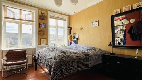 コペンハーゲンにあるApartmentInCopenhagen Apartment 1028のベッドルーム1室(ベッド1台、椅子、窓付)