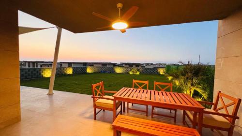 Μπαλκόνι ή βεράντα στο Swan Lake North Coast Luxurious Chalet with Garden