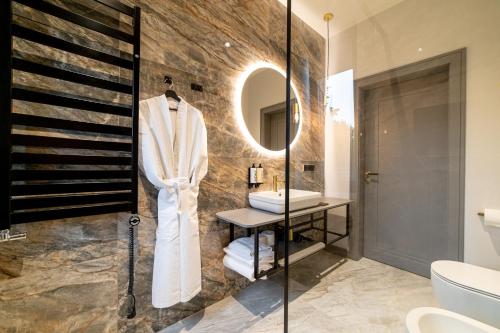 uma casa de banho com um lavatório e um espelho em Hotel Gothards em Kuldīga