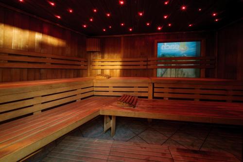 a sauna with a tv in the background at SkyHotelGwarna in Legnica